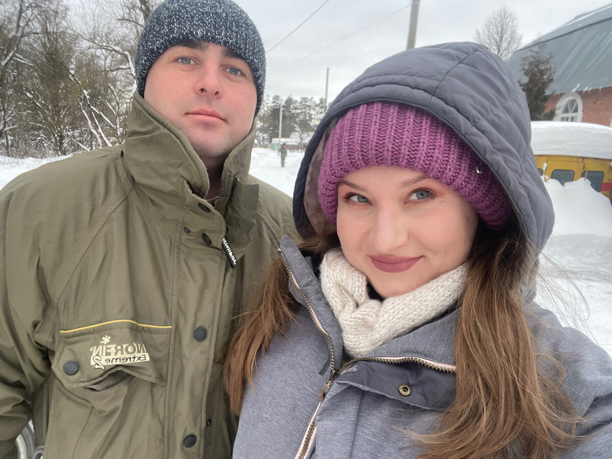 Приветствую! Я Мария, а это мой муж Женя) Помню на первый подарок ему я откладывала стипендию 3 месяца и набрала на колонки в машину от Sony