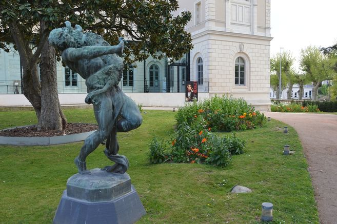 Бронзовая скульптура Гюстава Дебри (1875 г.) в Монтаржи. Изображение из открытых источников.