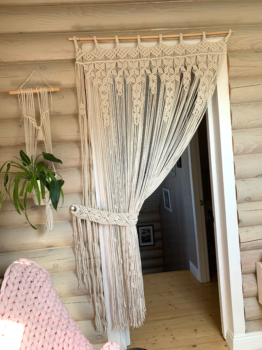 В дверном проёме
