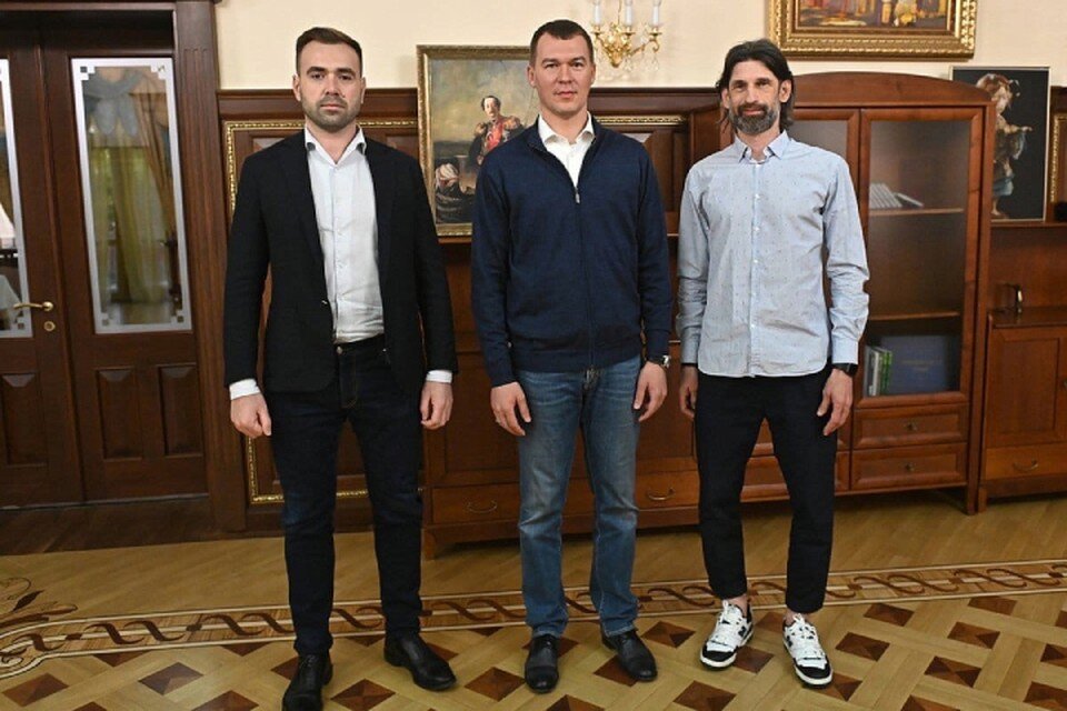     Роман Шаронов (крайний справа) и Алексей Панфилов (крайний слева)  Пресс-служба ФК "СКА-Хабаровск"