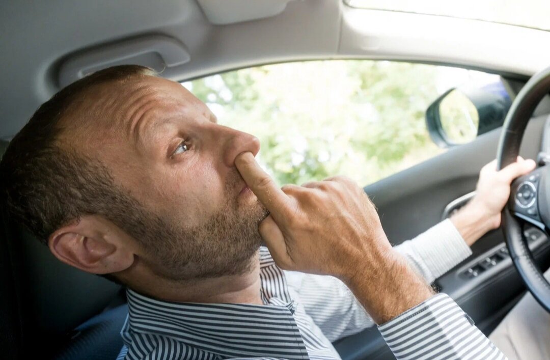 Дяденька ковыряет в носу. (Взято из Яндекс картинки) 