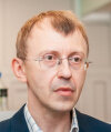 «В настоящее время технологии «зелёной» экономики очень актуальны. Они направлены на снижение экологической нагрузки, оказываемой на окружающую среду промышленными производствами. Отходами предприятий часто бывают ценные материалы, которые можно использовать в разных областях науки и технологий.В нашей лаборатории мы перерабатываем отходы производства кремния - пыль циклонов и рукавную пыль. Вещество состоит из диоксида кремния - SiO2, углерода и металлических примесей», - говорит Игорь Петрушенко.