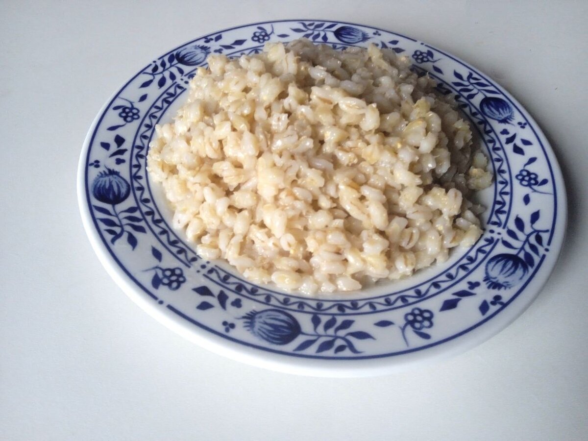 Перловая каша с сливочным маслом. Перловка вареная. Каша перловая рассыпчатая. Перловая каша. Перловка.