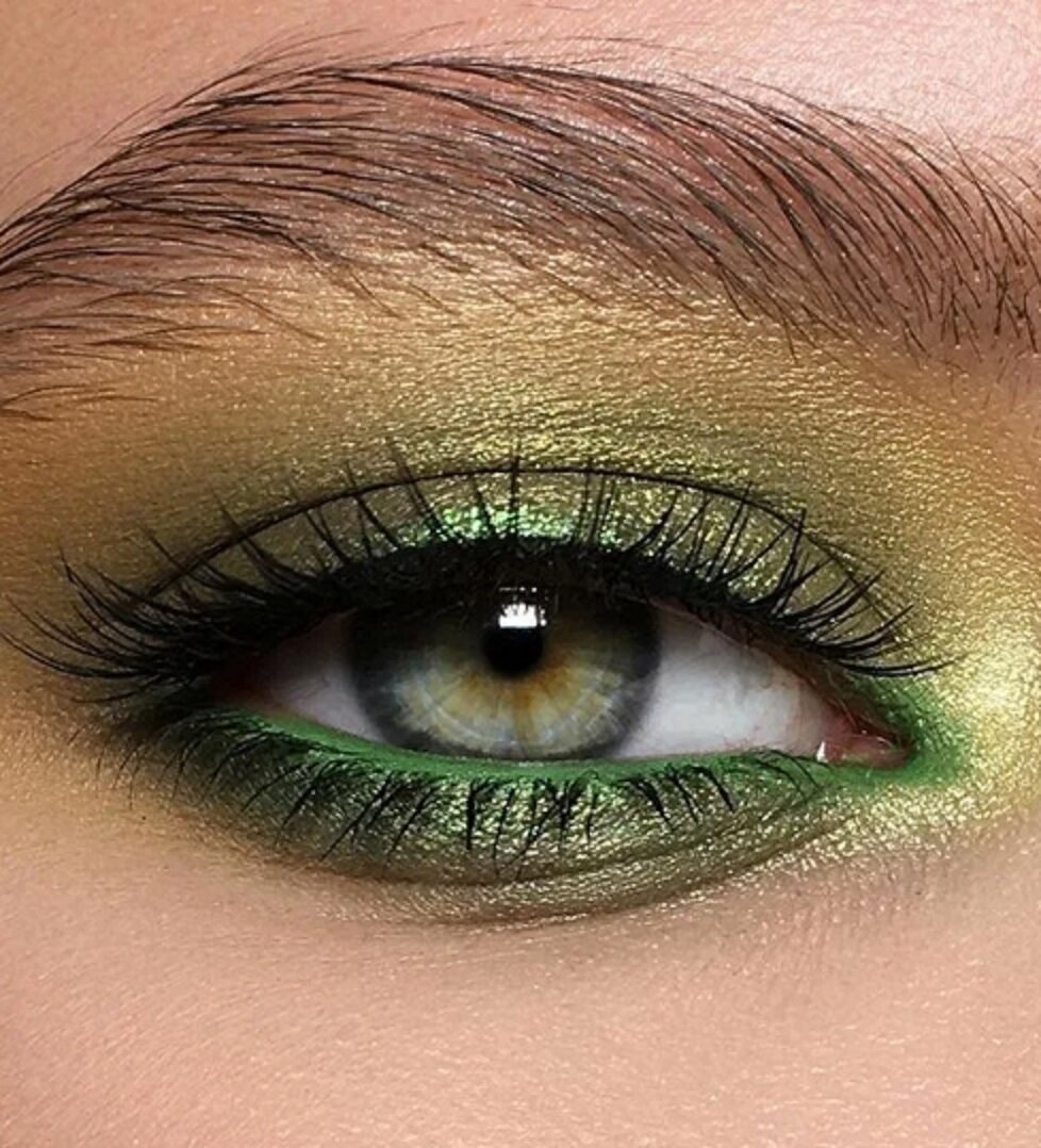Красивые фото зеленых глаз. Макияж для зеленых глаз. Макияж для болотных глаз. Макияж глаз зелеными тенями.