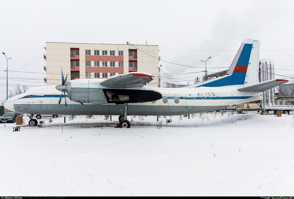 Ан-24Б СССР-46374 под фиктивным номером СССР-47755 на постаменте в Якутске,  13 ноября 2019 года. Фото: Мариус Хепнер, russianplanes.net.