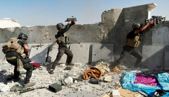 Стрельба по-сомалийски. Поверьте, именно так ведётся далеко за 50% РЕАЛЬНЫХ боестолкновений. Потому что выставлять «бестолковку» под огонь противника желают не только лишь все... (фото из открытых источников)