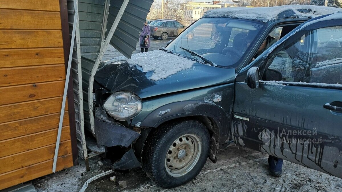     Автомобиль Chevrolet Niva протаранил киоск с шаурмой в Володарском районе Нижегородской области. Инцидент случился на проспекте Кирова в поселке Решетиха, рассказал блогер Алексей Алексеев.