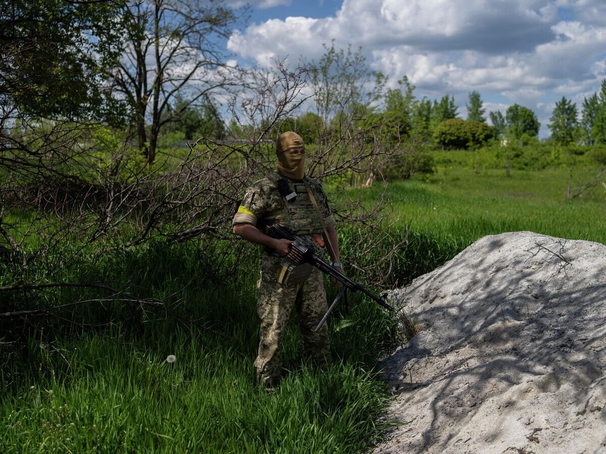    Украинский военнослужащий на окраине Харькова© AP Photo / Bernat Armangue