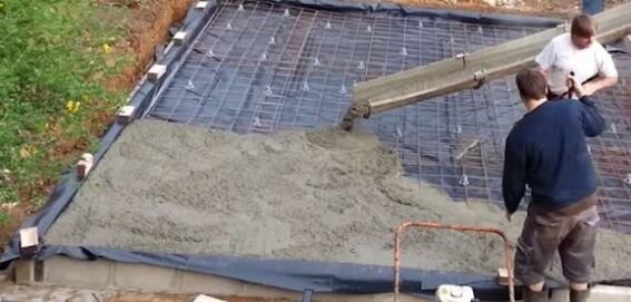 Налетай, не скупись! Покупай ненужную пленку под фундамент, чтобы цементное молочко в песок не убегало!