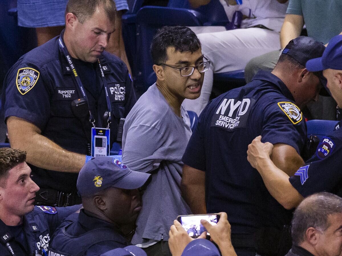    Задержание экоактивиста на матче US Open© AFP 2023 / COREY SIPKIN