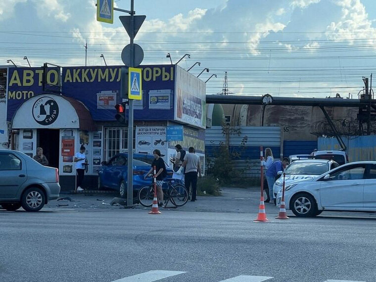    На месте ДТП работают сотрудники ГИБДД