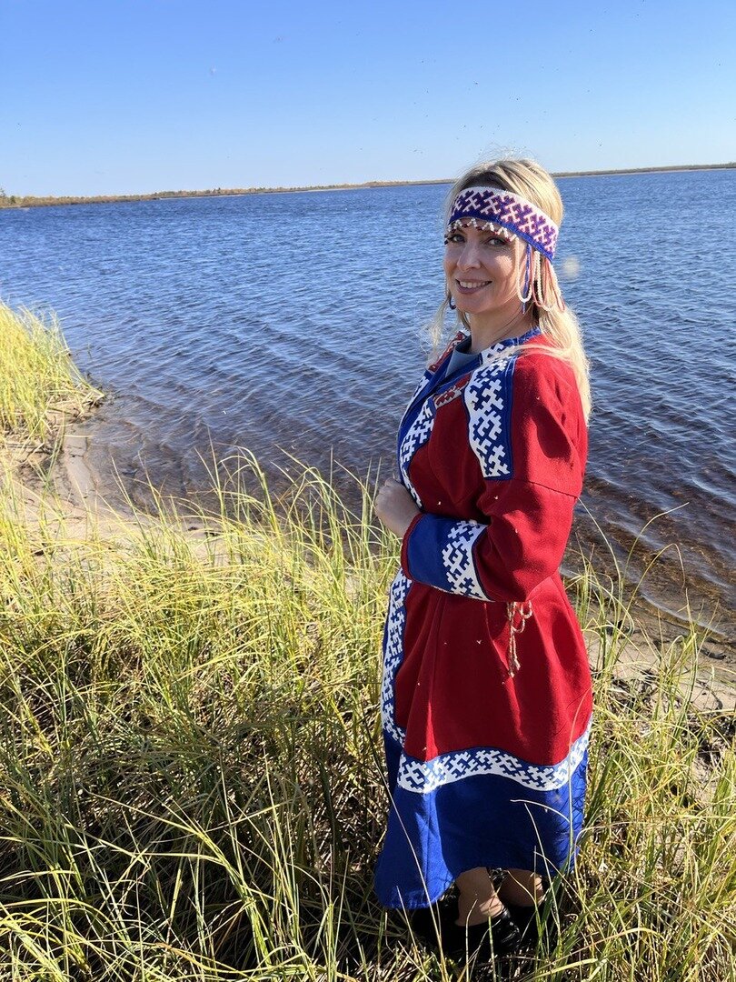 Традиционная летняя одежда лесных ненцев. Все сшито вручную. Пояс и головной убор из бисера. 
