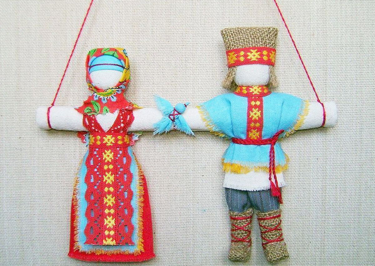 Какая русская игрушка олицетворяет крепкую семью. Народная кукла неразлучники. Неразлучники куклы обереги. Удмуртская кукла неразлучники. Оберег неразлучники.
