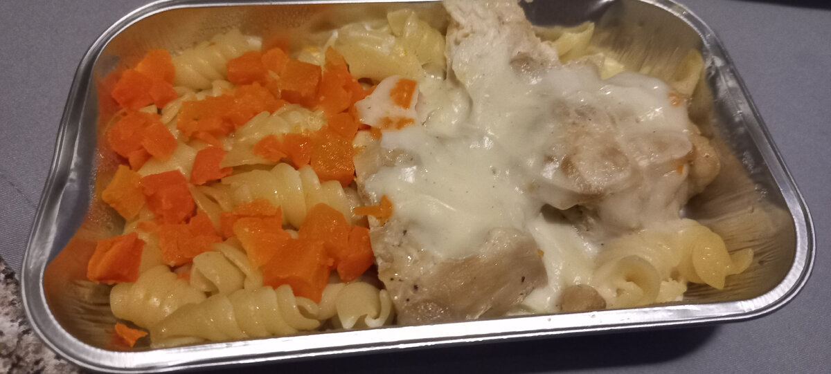 нет, это не ресторанная еда:) это макароны с курицей из питания Стандарт, которое входило в стоимость билета в поезде