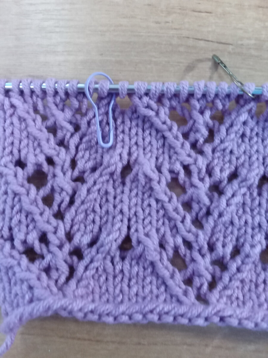 Узор простой ,запоминается быстро.Из моего опыта, забывала делать накид в последнем ряду(в схеме выделила желтым цветом).