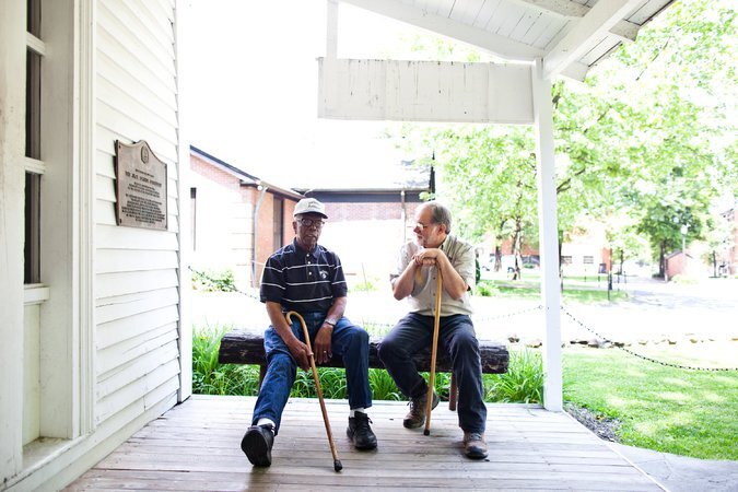 Слева: Клод Иди, бывший сотрудник вискокурни, который является потомком Нириса Грина, с Нельсоном Эдди, историком Джек Дениэлс, на винокурне в Линчберге, штат Теннеси. Фото: Натан Морган, The New York Times .