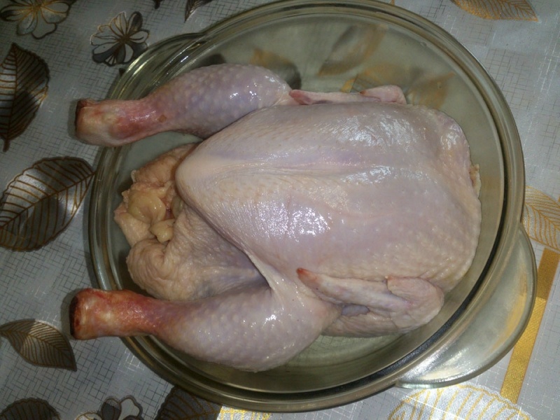 

Курицу хорошо промываем, хорошо натираем приправами внутри и снаружи. В лимоне делаем надрезы. Подготовленный лимон кладем внутрь курицы. Закрываем тушку пищевой пленкой и оставляем на два часа для маринования. Перед выпечкой лимон достанем и сбрызнем тушку его соком.
