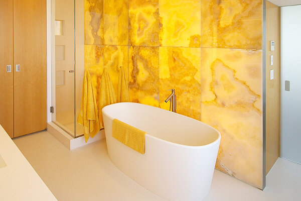 Солнечный дизайн ванной комнаты