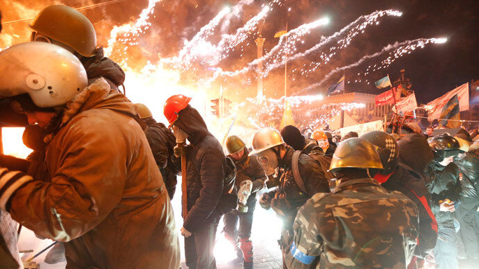18 февраля 2014 года - Майдан - Fireworks explode near anti-government protester during clashes with riot police at the Independence Square in Kiev February 18, 2014