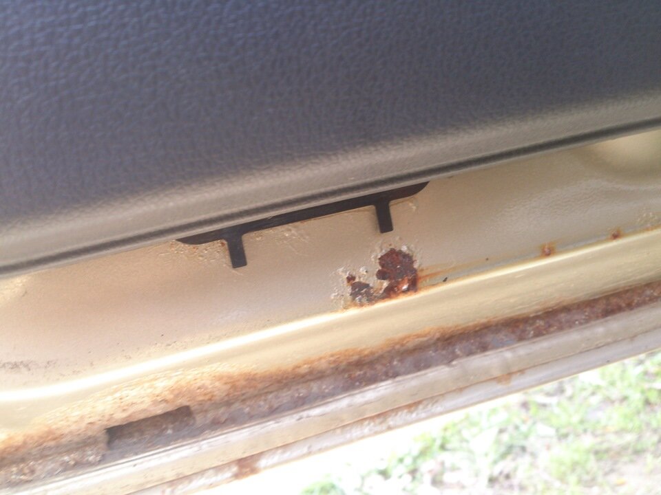 На фото дверь другой Нексии, но все же на моей также начинали проявляться рыжики. Но не такие, как здесь. Тут посерьезнее