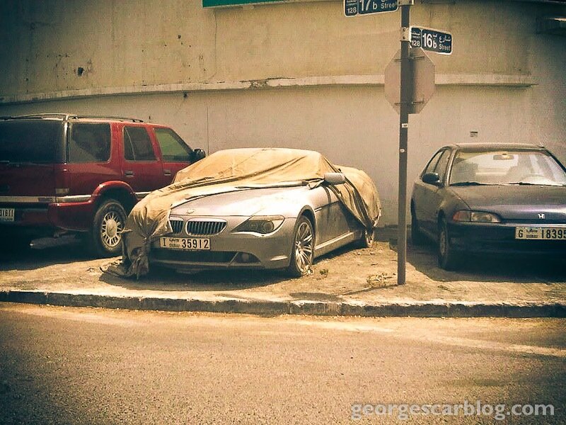  
В каких-то городах особенно остро стоит проблема мусора, другие страдают от высокого уровня преступности, в третьих не найти доступного жилья. А вот проблема, с которой столкнулись жители Дубая – совершенно особенная, можно сказать, уникальная. Этот город задыхается от… брошенных роскошных автомобилей, которые покрываются толстым слоем пыли на парковках аэропорта и по обочинам дорог всего города.

Если вам приходилось бывать в Дубае или вообще в Объединённых Арабских Эмиратах, то вы наверняка замечали, что там существует определённая автомобильная культура: самая последняя и самая крутая модель – важнейший показатель статуса. Однако Дубай, как и весь остальной мир, тоже пережил тяжёлые времена.

Иностранные инвесторы, преимущественно британцы, охотно инвестировали в стране с высокими нефтяными доходами и процветающим рынком недвижимости. Разбогатевшие эмигранты тратили сумасшедшие деньги на покупку последних моделей итальянских и немецких спортивных автомобилей, чтобы подчеркнуть свой статус миллионеров. А тут нагрянул экономический кризис и все пузыри полопались.

Тысячи самых роскошных автомобилей, которые только можно вообразить, оказались никому не нужны – с того самого момента как Дубай настиг финансовый крах. Они пылятся, брошенные хозяевами-эмигрантами и местными, которые в спешке покинули город, поскольку оказались не в состоянии расплатиться по огромным долгам.

Понимая, что взятые в банке огромные ссуды им не осилить (а невыплаченный долг или даже возвращённый чек считаются в Дубае уголовным преступлением), владельцы роскошных авто в панике устремились в аэропорты, и улетели, чтобы никогда не вернуться.

Бесчисленные Феррари, Порше, БМВ, Мерседесы и более скромные автомобили стоят бесхозными на автомобильной стоянке международного аэропорта Дубая. На лобовых стёклах некоторых машин хозяева оставили кредитные документы и записки с извинениями. Некоторые оставлены прямо с ключами, и всё равно никому нет до них никакого дела.

В прошлом году, например, был обнаружен бесхозный суперкар Ferrari Enzo (таких в мире всего четыреста штук), который семь месяцев пылился на одной из городских автостоянок. Авто стоимостью в миллион долларов отправили на аукцион в компании с другими брошенными машинами – Феррари, Порше и Мерседесами и т.д. Жители Дубая жалуются на то, что пыльные автомобили занимают парковочные места у аэропорта и яхтклуба и портят весь вид. Один плюс – Феррари со скидкой теперь по карману тут чуть ли не каждому.


