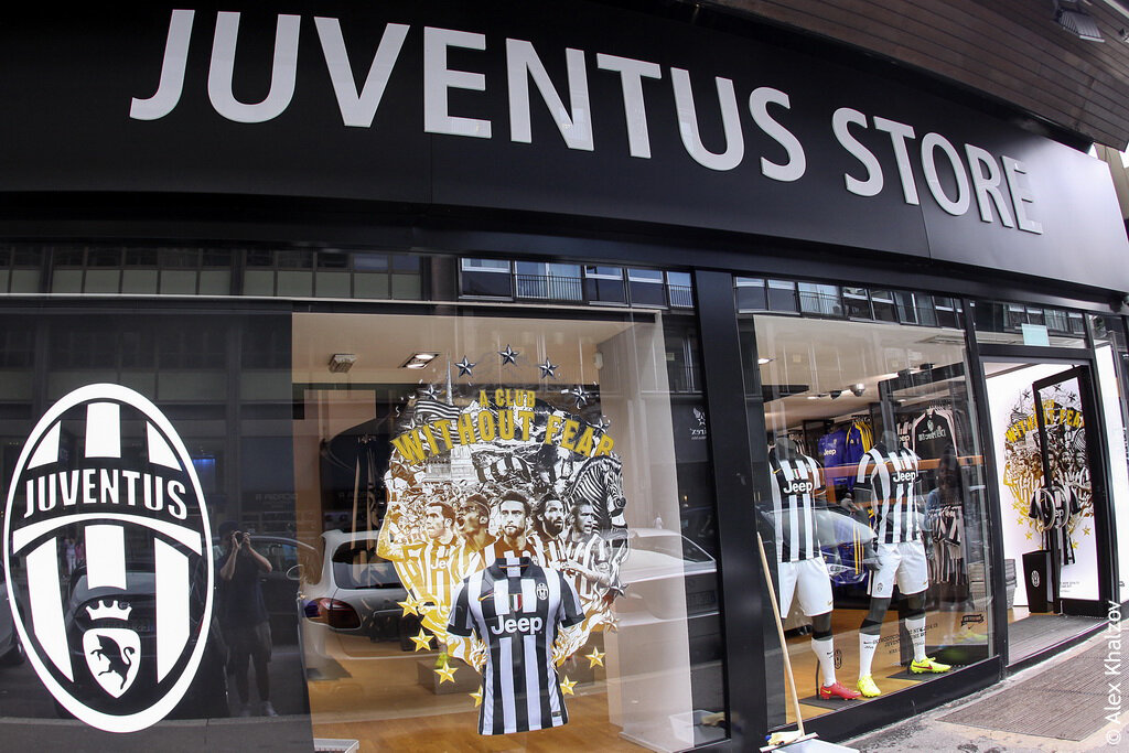  Многим это покажется странным, но в Милане есть Juvestore. Причём двухэтажный. Такого я даже в Турине не видел.
 