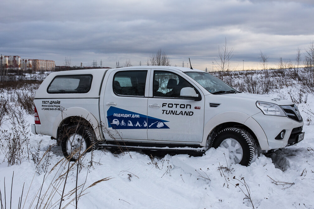 Если бы не крупные фары и довольно вычурная решетка радиатора, то было бы действительно немного похоже на hilux в предыдущем кузове
 