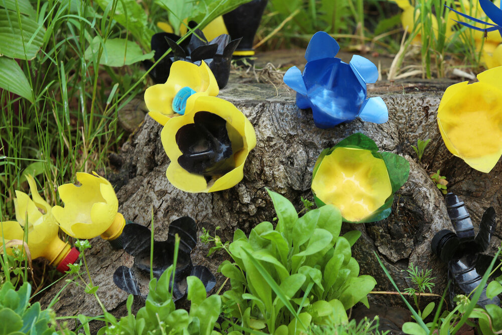 Украшаем сад из подручных материалов: 14 классных фото идей
