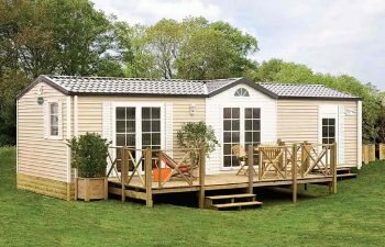 Уже редко, когда встретишь загородный дом, похожий на сарайчик. Строительные материалы, предметы мебели и аксессуары позволяют сделать любое жилище уютным даже на время летнего сезона. Шторы всегда были признаком уюта и гармонии, а также они придают некую законченность интерьера.