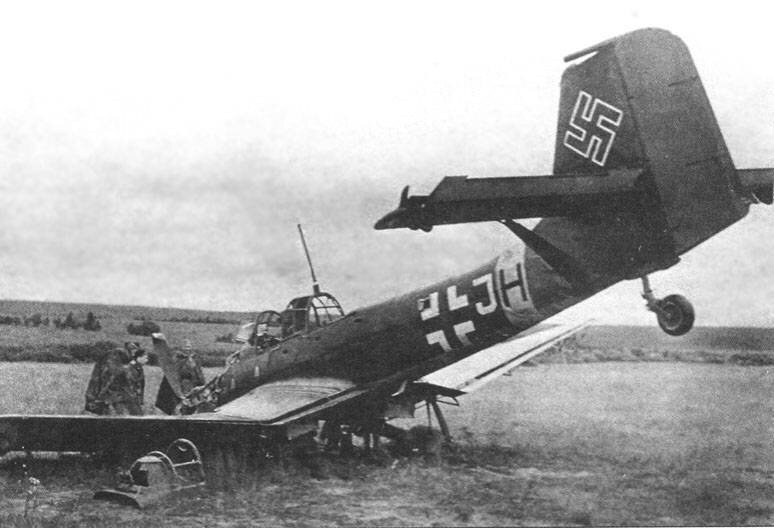 Сбитый наземным огнем немецкий бомбардировщик Ju 87