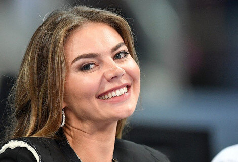 В интернете распространились фотографии с турнира Кубка чемпионок имени Алины Кабаевой, являющегося также квалификацией московского этапа Гран-при по художественной гимнастике. На мероприятии прославленная гимнастка появилась в лаконичном черном наряде и с убранными в гладкий хвост волосами. Завершал образ неброский макияж. 
Однако особое внимание многочисленных поклонников привлек кадр, на котором Кабаева снята в окружении гимнасток. Снимок появился в Сети совсем недавно. На нем Алина запечатлена в таком ракурсе, что фанаты, судя по комментариям, сделали вывод, будто спортсменка несколько располнела. Дескать, округлившийся вследствие лишних килограммов живот Кабаева спрятала под широкой кофтой.

Тем не менее пользователи Сети рассыпались в комплиментах гимнастке. Они заявили, что Алина прекрасно выглядит, "цветет и пахнет", но некоторые не удержались от совета в дальнейшем выбирать наряды для выходов в свет более ярких и веселых расцветок.

Ранее Алина Кабаева выступила с предложением изменить программу Олимпиады. Гимнастка хочет больше золотых медалей для художественной гимнастики. "Надо, чтобы нам разрешили на Олимпиаде разыгрывать еще четыре медали. Отдельные виды можно получать за мяч, за ленту, за обруч, за скакалку – как в спортивной гимнастике, за каждый снаряд! И как только мы сделаем это, тогда и другие страны заинтересуются, потому что у нас на Олимпиаде будет не две медали, а уже шесть медалей. Это за отдельные виды четыре медали, многоборье и групповые упражнения", – заявила Кабаева, которая является послом чемпионата мира по художественной гимнастике.