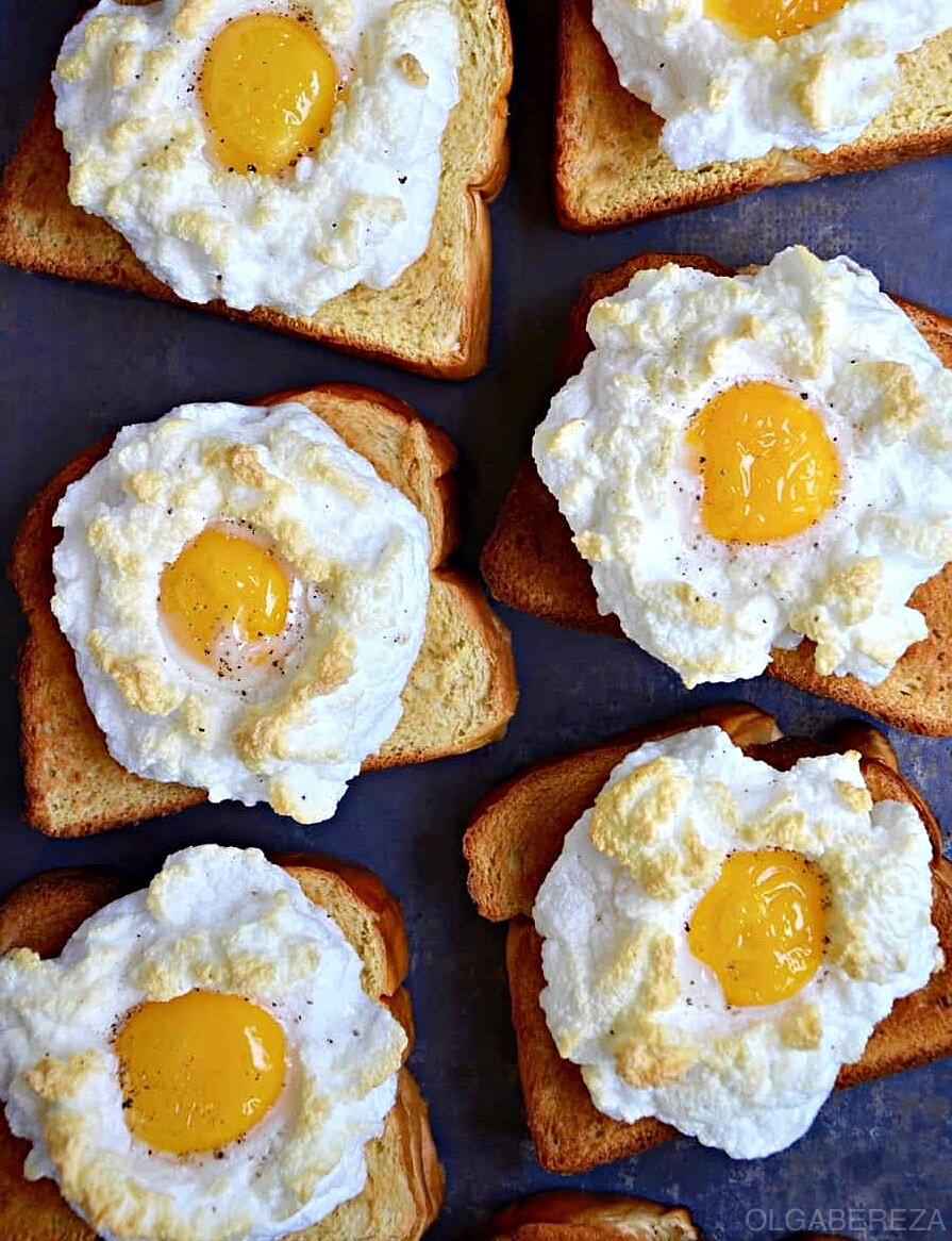 Оригинальный завтрак. Необычный завтрак из яиц. Красивая яичница. Вкусный и красивый завтрак из яиц.