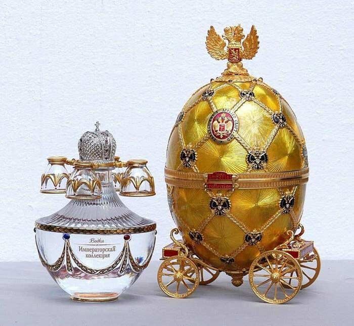 Бутылка в яйце, яйцо на колесах, полностью ручная позолоченная работа.