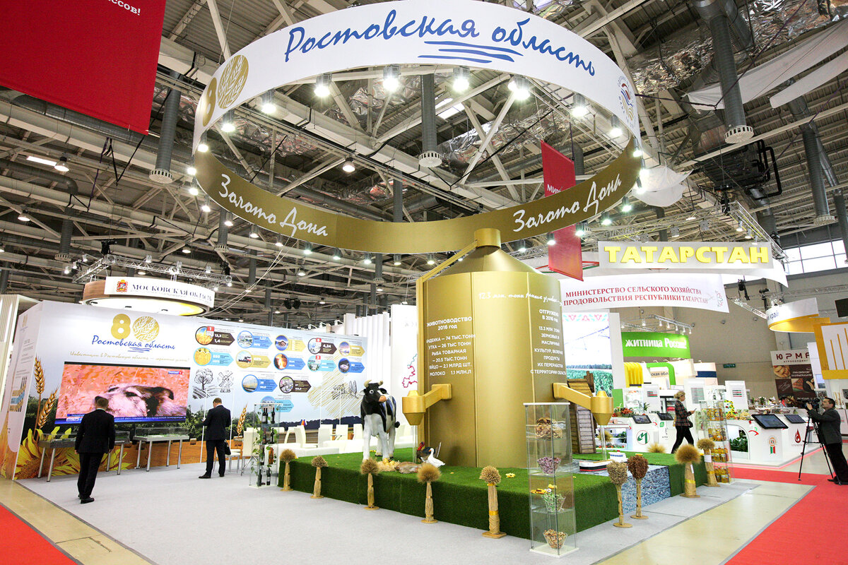 На ежегодной агропромышленной выставке "Золотая осень" Ростовская область украсила свой стенд объемными фигурами коровы и домашней птицы, снопами зерновых культур - вот так легко можно создать уникальную атмосферу, привлечь внимание к стенду не прибегая к лишним затратам. 