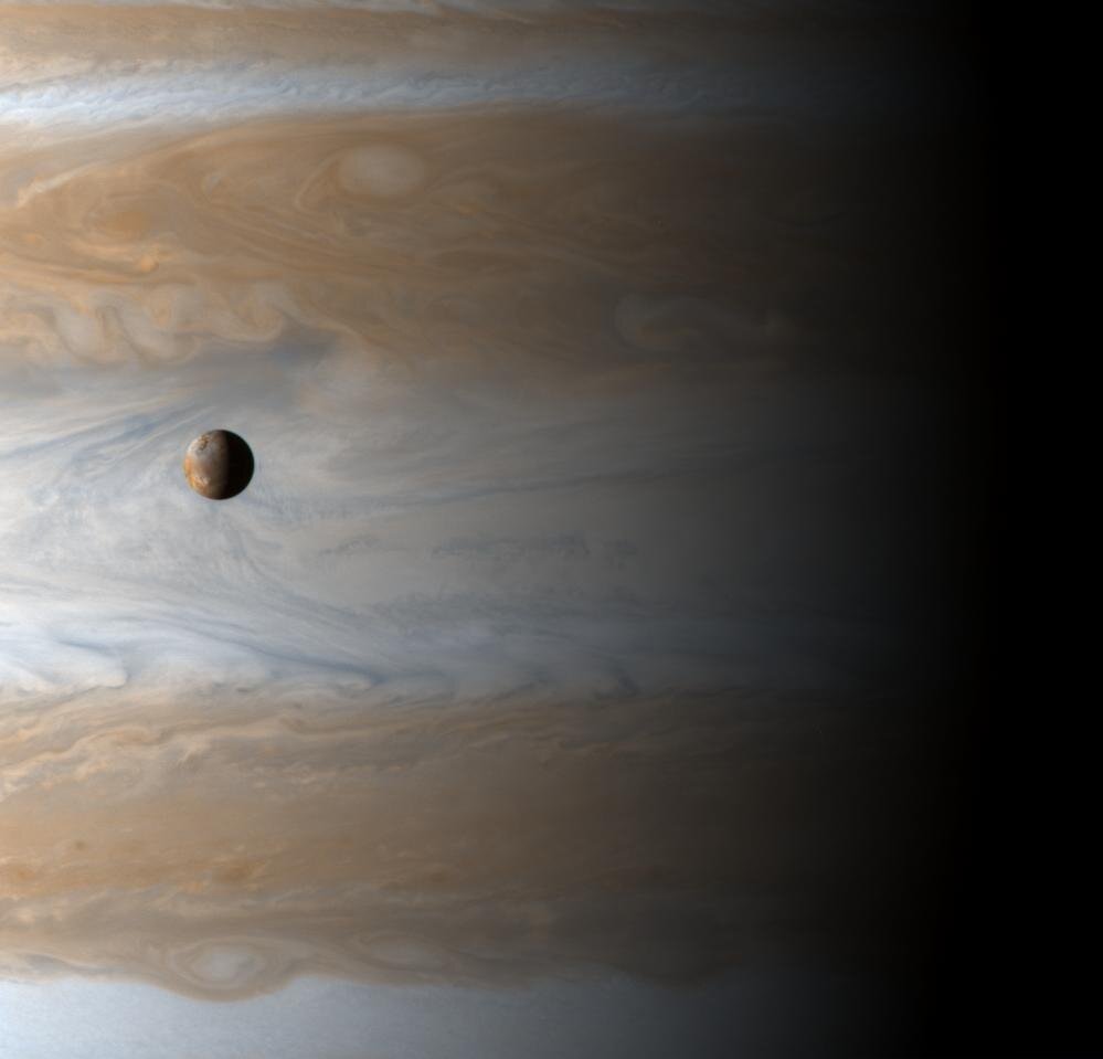 Ио на фоне Юпитера. Снимок был получен космическим аппаратом «Cassini» с расстояния примерно 10 миллионов километров от газового гиганта.