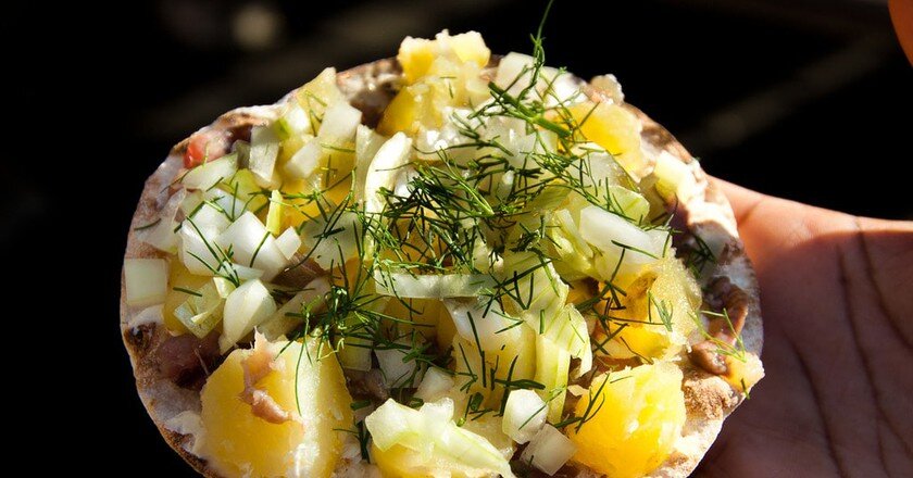 Surströmming c картошкой и яйцами