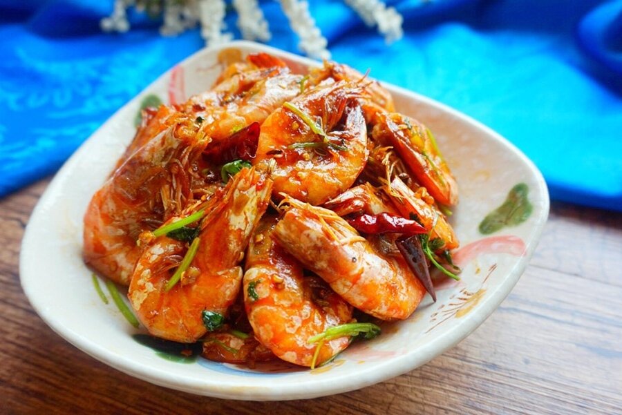 Жареные креветки в чесночном соусе. Жареные креветки в чесночном соусе. Креветки в кунжуте. Креветки жареные с чесноком и соевым соусом. Соевый соус с креветкой.