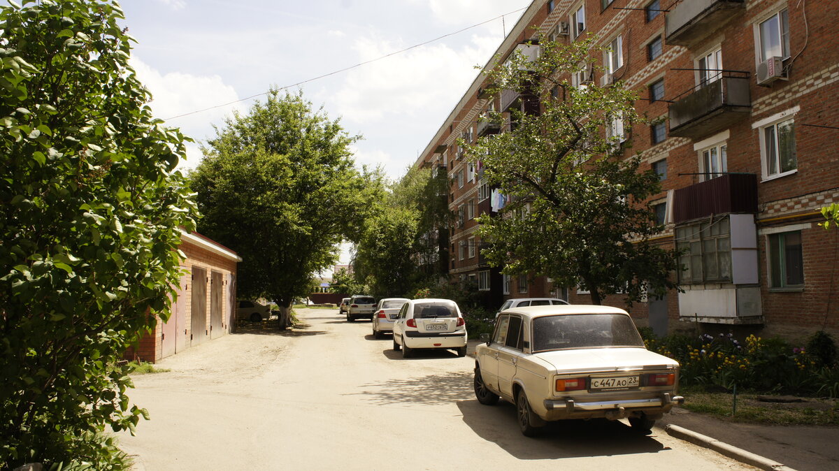 Типичный двор в Тимашевске: с одной стороны машины, с другой гаражи. Справедливости ради скажу, что за гаражами есть пара турников , но это редкость.