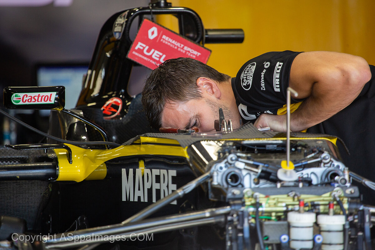 2. Механик команды Renault F1 готовит болид к заездам на трассе в Монако