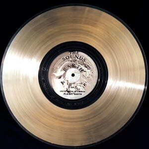 Золотая пластинка ... музыка варьируется от Баха и Стравинского до болгарской народной музыки. Фотография: НАСА