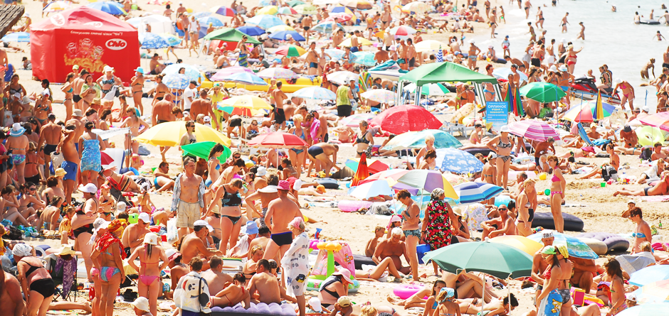 Если смотреть статистику по количеству отдыхающих на морских курортах (неважно, Турция это, Кипр, Греция, Черногория или российские пляжные курорты), то пик приходится на июль и август.