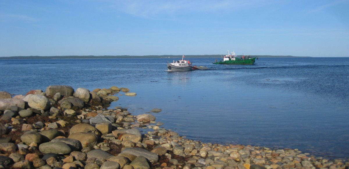Мыс Кеньга на Анзере и Ребалда через пролив на берегу Большого Соловецкого острова.