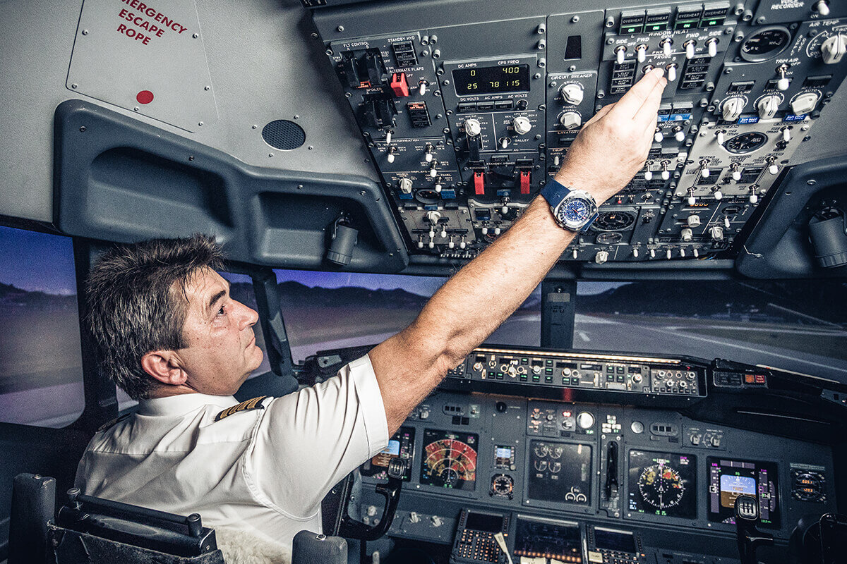 Eagle 1 pilot. Ту-154б-2 кабина. Человек на фоне самолета. Ту 154 кабина пилотов. Как правильно называется пилот.