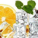 Косметический  лед, приготовленный в домашних условиях, средство поистине  чудодейственное, способное решить многие проблемы кожи. Травяной отвар  разливают по формочкам и замораживают. Не следует готовить такие кубики  впрок, их эффективность под действием низких температур снижается.  Достаточно дважды в день протирать ледяными кубиками темные круги или  синяки под глазами. Наиболее действенными для отбеливания кожи под и над  глазами является косметический лед, приготовленный из крепко  заваренного зеленого чая и рисового отвара.