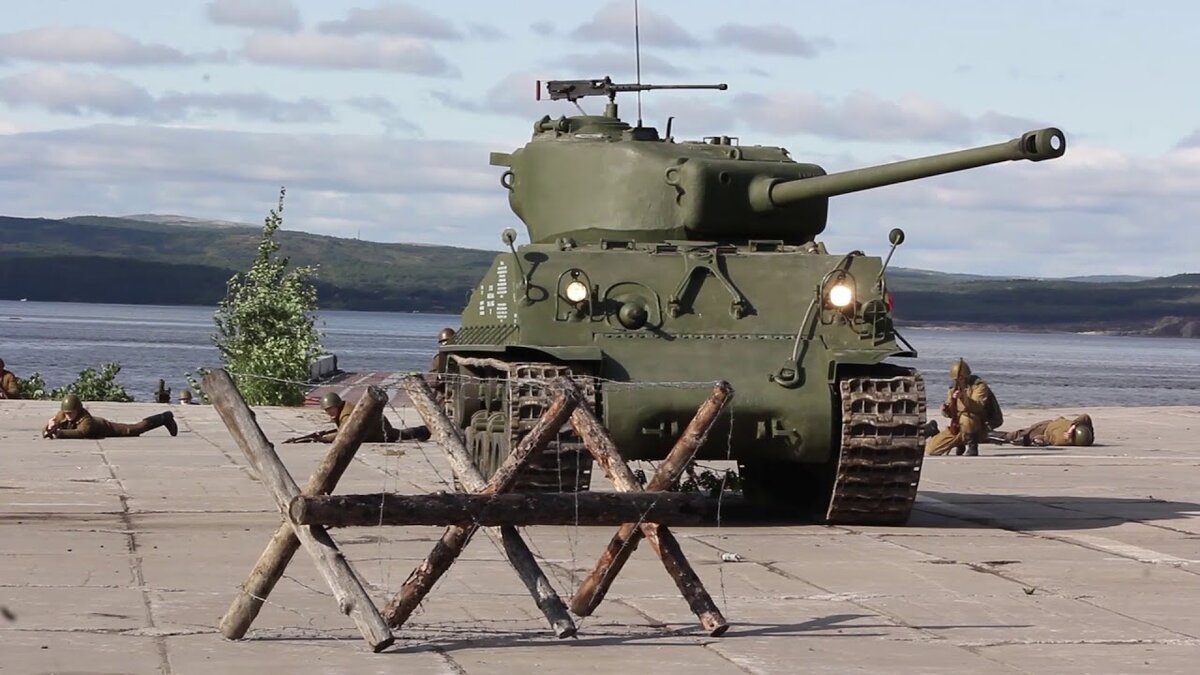 Другой танк  M4A2 "Генерал Шерман" с этого транспорта, восстановленный до ходового состояния. Источник фото: youtube.com, Мурманский Вестник