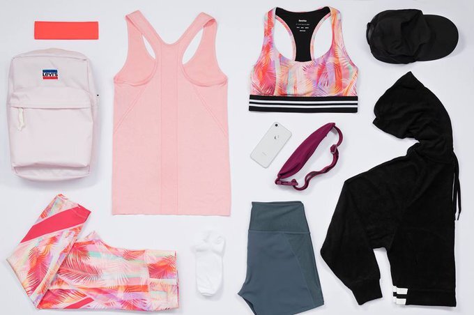 Леггинсы Bershka (999 руб.); рюкзак Levi’s (2000 руб.); полоска на голову Bershka; майка H&M (520 руб.); носки H&M (699 руб.); спортивные шорты H&M (899 руб.); сумка для телефона H&M; топ Bershka(599 руб.); кепка Bershka (599 руб.); олимпийка Uniqlo (2999 руб.).