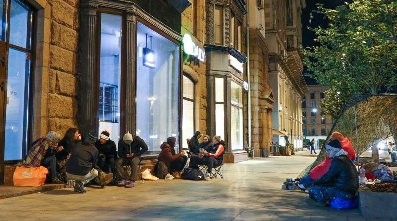 У флагманского магазина re:Store на Тверской улице несут дежурство чудики - не за горами старт продаж новых моделей iPhone. Несмотря на холод и то, что продажи начнутся только в пятницу, уже выстроилась очередь желающих первыми обзавестись "яблочным" гаджетом или продать свое место.
