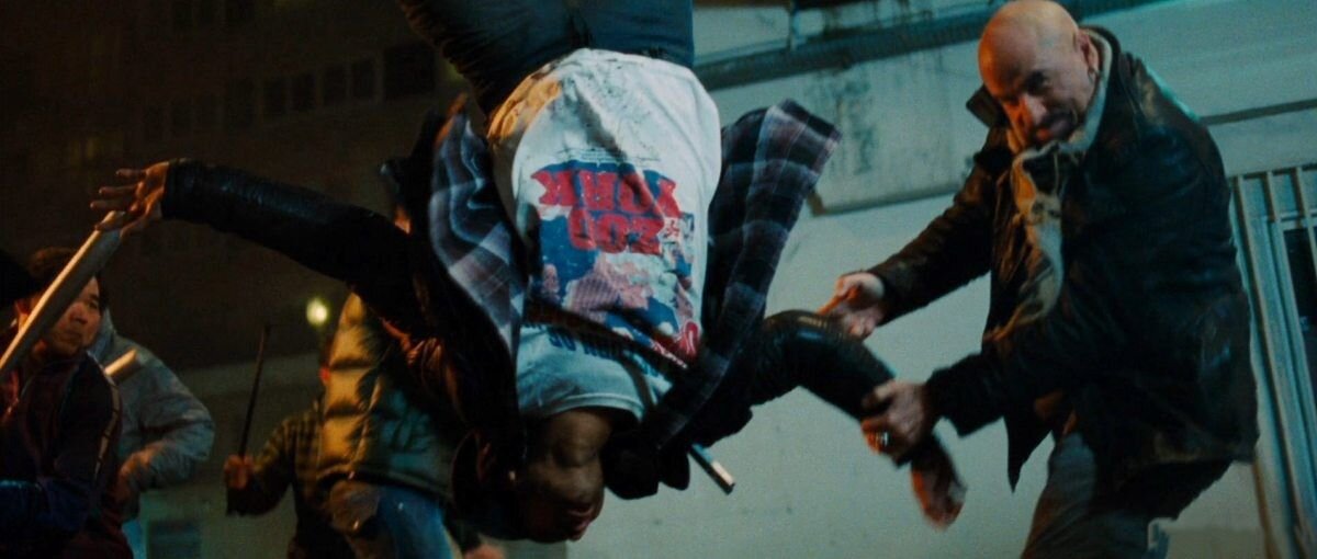 Траволта, конечно, не Стивен Сигал. И близко не он. Потому что Траволта круче Сигала на порядок, ведь Джон вдобавок ко всему ещё и выдающийся актёр. 