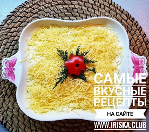 Быстро и вкусно салат из сыра, лука и яблок 