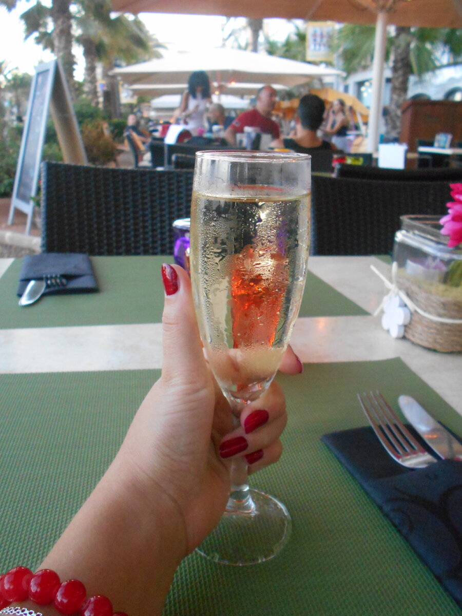 Я была так счастлива в этот вечер. К слову об интровертах...Я была одна, и очень счастлива и спокойна...)